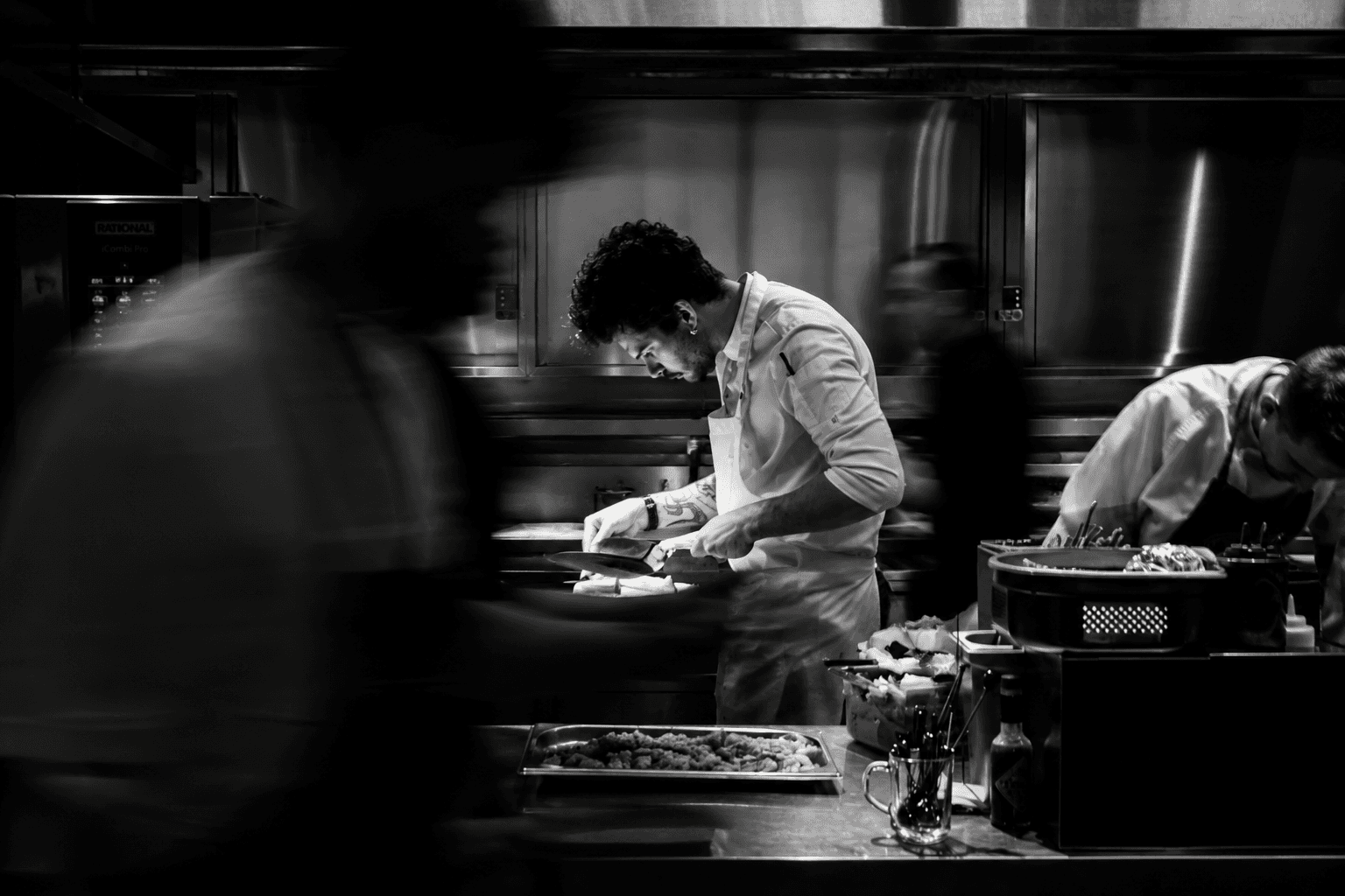 Cocinero en el servicio de una cocina profesional